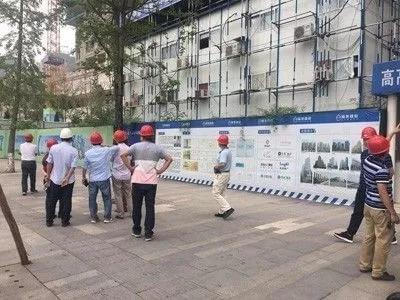 藍(lán)光地產(chǎn)集團(tuán)領(lǐng)導(dǎo)在易德筑重慶分公司帶領(lǐng)下參觀易德筑產(chǎn)品